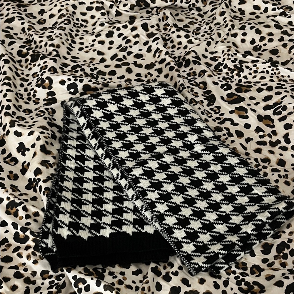 Black and White Houndstooth Scarf